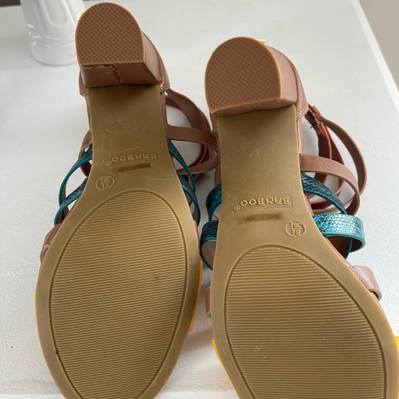 Size 8.5 multi colored sandals - Picture 4 of 4